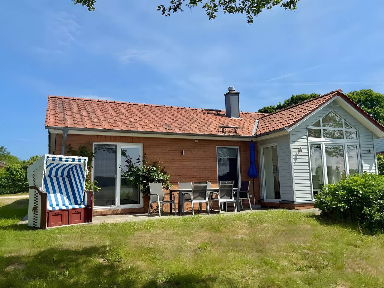 Ferienhaus 'Weidenuferhaus' mit Meerblick, privater Terrasse und Wlan in Kosel, Rendsburg-Eckernförde