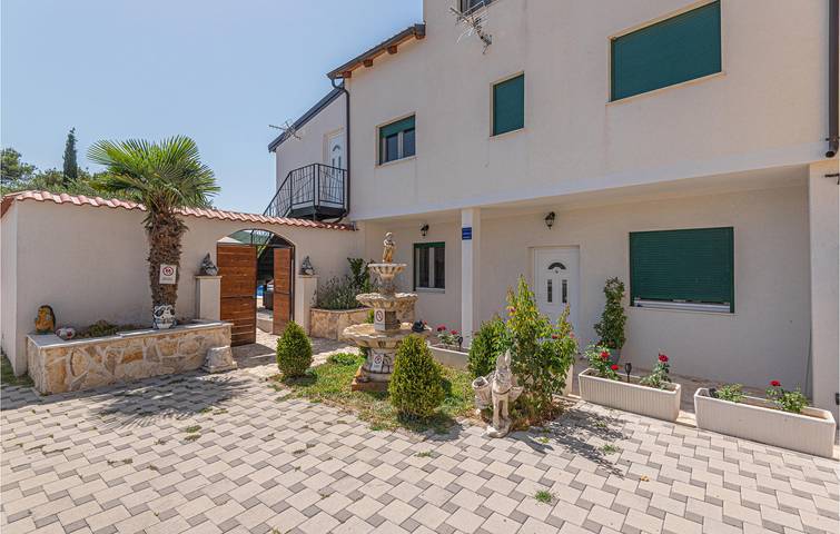 Gîte pour 6 personnes, avec piscine et terrasse à Šibenik - 2