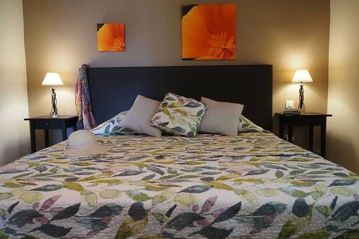 Villa Garance climatisée (chambre et séjour cuisine) in Le Barroux, Parc naturel régional du Mont-Ventoux