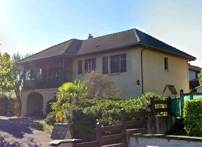 Location de vacances pour 7 personnes, avec piscine ainsi que terrasse et jardin à Gagnac-sur-Cère