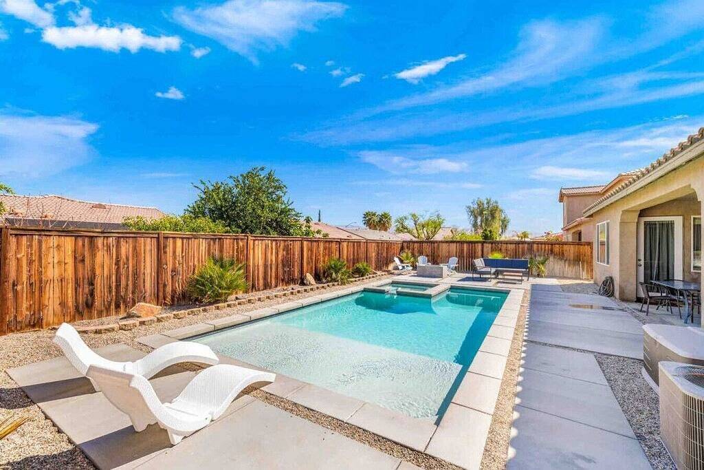 Todos Santos House- · Todos Santos House -Pool/Jacuzzi 2mi Coachella in Coachella, Coachella Valley