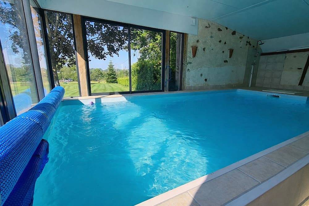 Großes Haus mit Beheiztem Pool in Bois Bertrand in Montchevrier, La Châtre und Umgebung