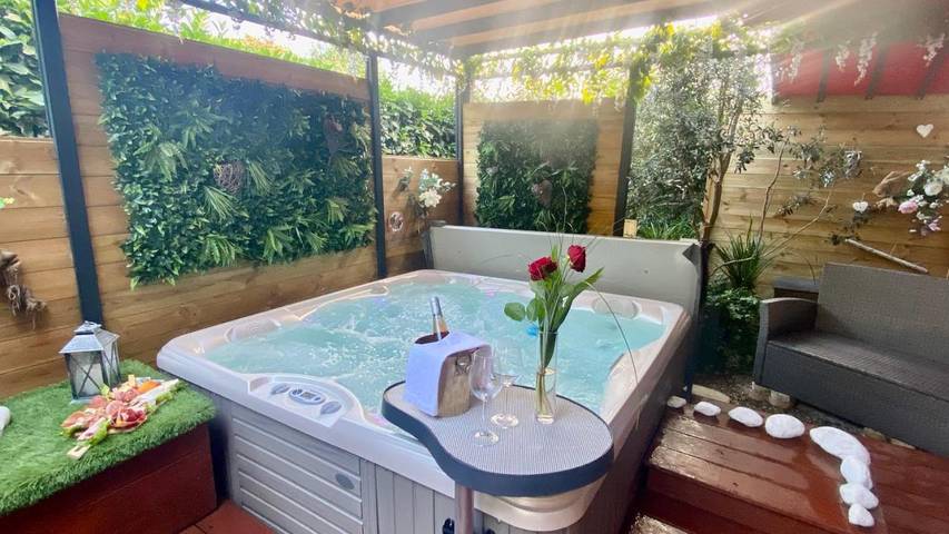 Ferienwohnung für 2 Personen, mit Whirlpool und Terrasse sowie Garten und Pool
