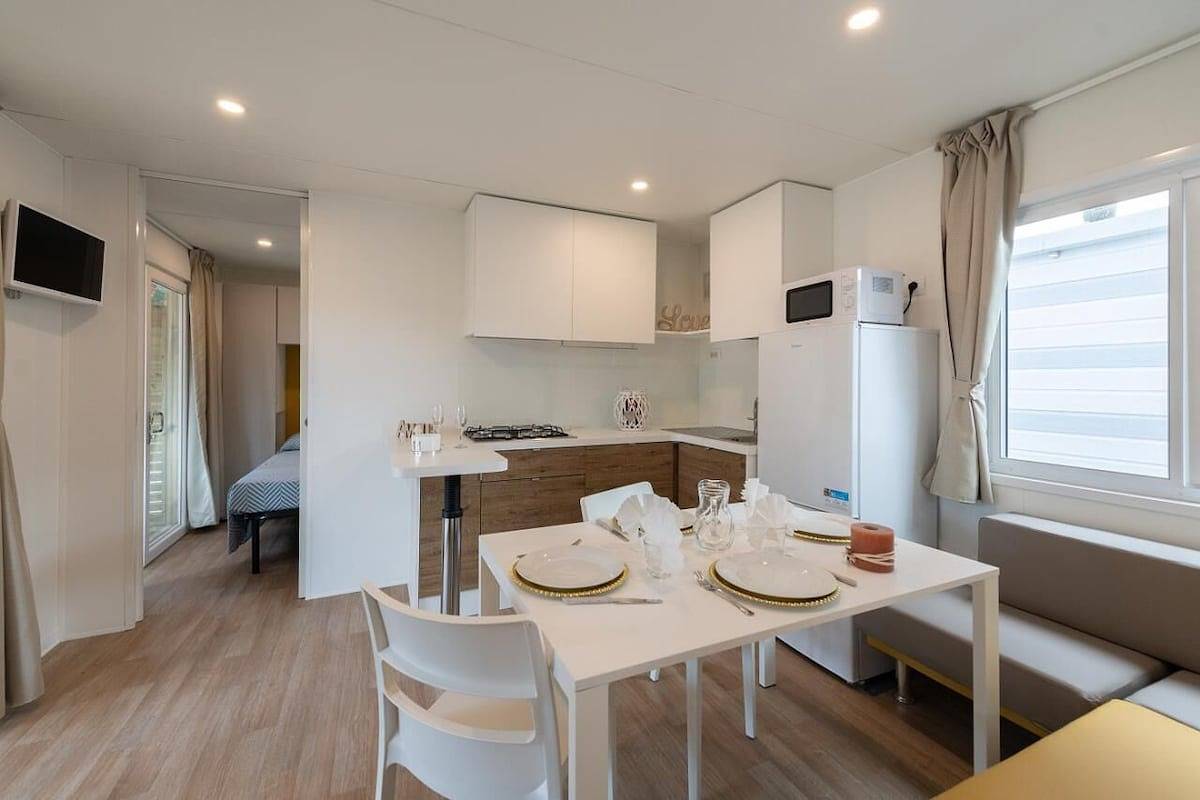Gemütliche Hütte mit 2 Schlafzimmern für 5 Personen in Lido di Spina, Italien — perfekter Rückzugsort für Familien in Lido di Spina, Ferrara Provinz