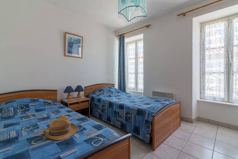 Ile de Ré. Maison centre du village de La Flotte proche plage de sable. in La Flotte, Île de Ré