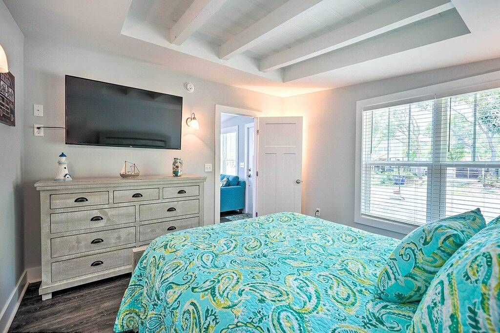 Modern Oak Island Escape: 1 Mile to Long Beach! in Oak Island (NC), Brunswick County