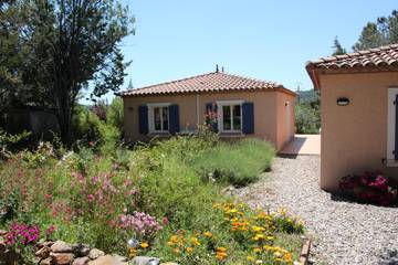 Gîte pour 5 personnes, avec piscine ainsi que terrasse et jardin, animaux acceptés à Cébazan