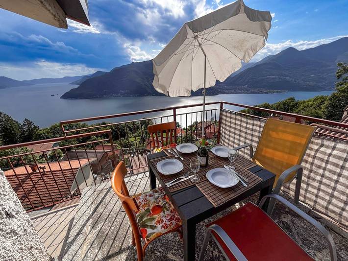 Ferienwohnung für 4 Personen, mit Balkon und Seeblick sowie Ausblick in Maccagno con Pino e Veddasca