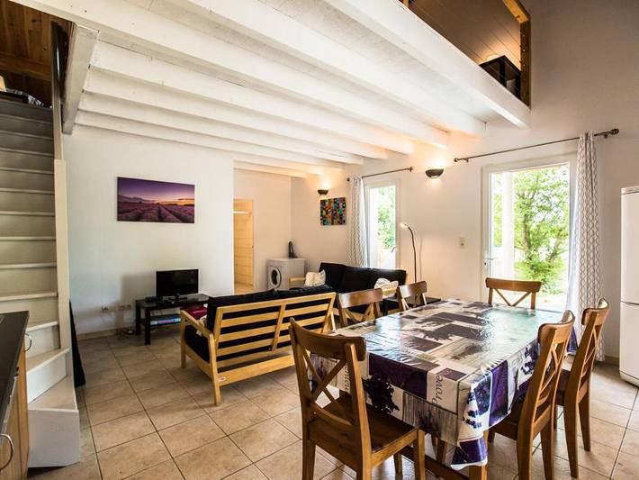 Location de vacances pour 6 personnes, avec vue ainsi que jardin et piscine à Labastide-de-Virac - 4