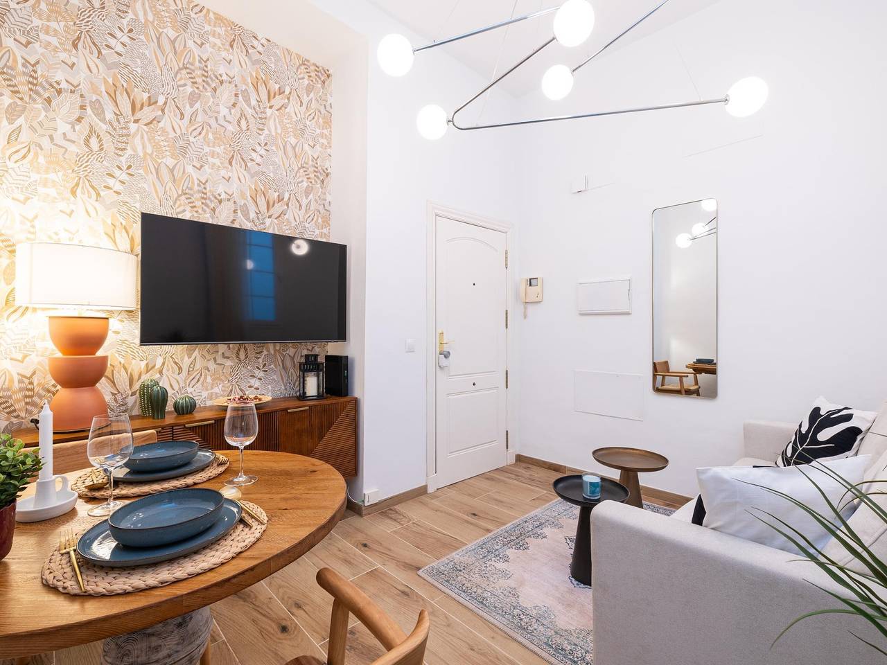 Entire holiday apartment, H2M Alamos Duplex, desk, dishwasher, oven, shower in Malaga Centro Historico, Malaga