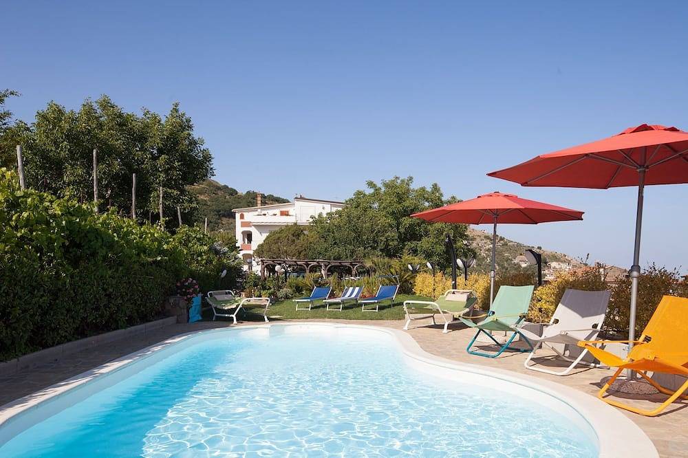 Ganze Wohnung, Apartment Ground, Küste von Sorrento, mit kostenlosem Pool, Parkplatz, Garten, Wifi in Torca, Neapel Provinz