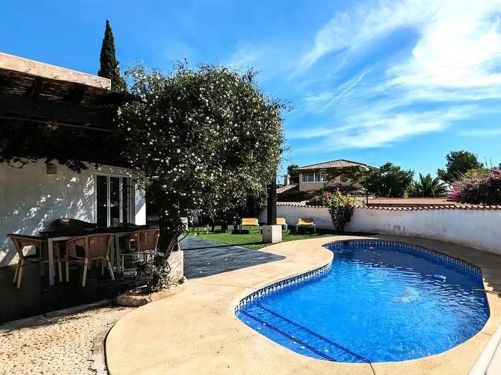 Villa pour 6 personnes, avec jardin et piscine - 1