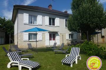 Gîte pour 9 personnes, avec jardin à Bétaille