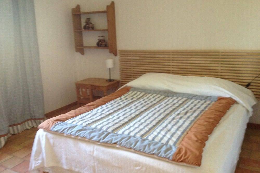 Charming house in Provence, peaceful setting amidst vineyards, swimming pool and tennis court in Bellegarde, Nimes region