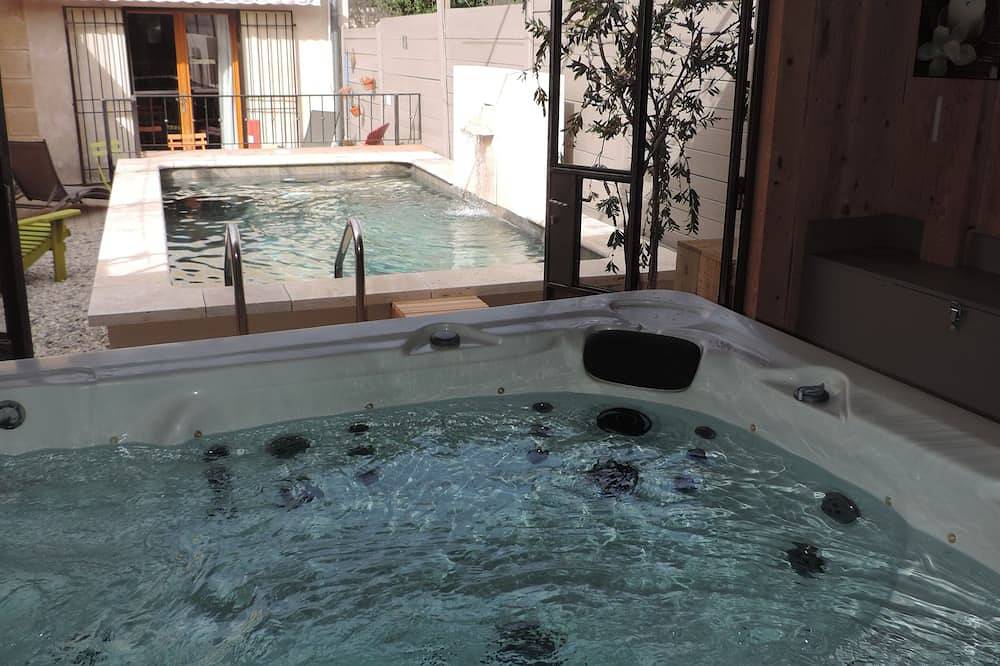 Swimming Pool and Jacuzzi Gîte \"Les chênes blancs\" in Provence in Aubignan, Parc naturel régional du Mont-Ventoux