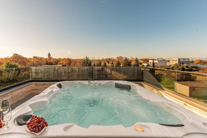 Ferienhaus für 10 Personen, mit Balkon/Terrasse und Pool in Petrcane