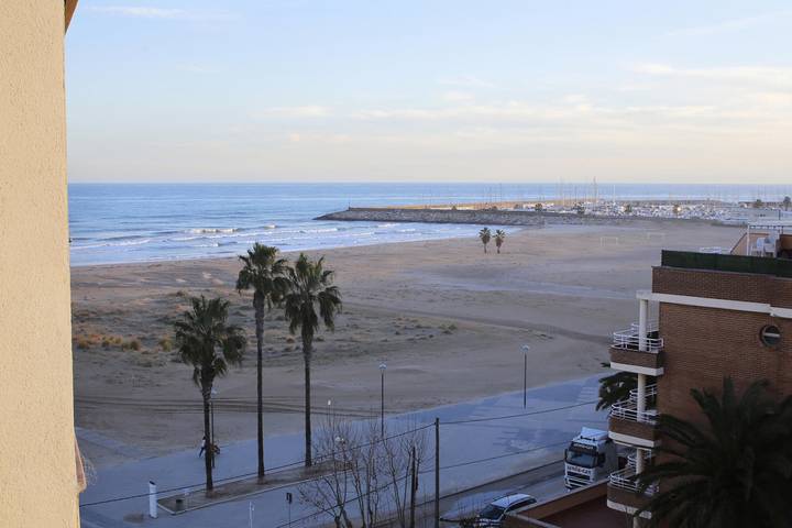 Apartamento para 2 personas, con terraza y vistas al mar en Torredembarra