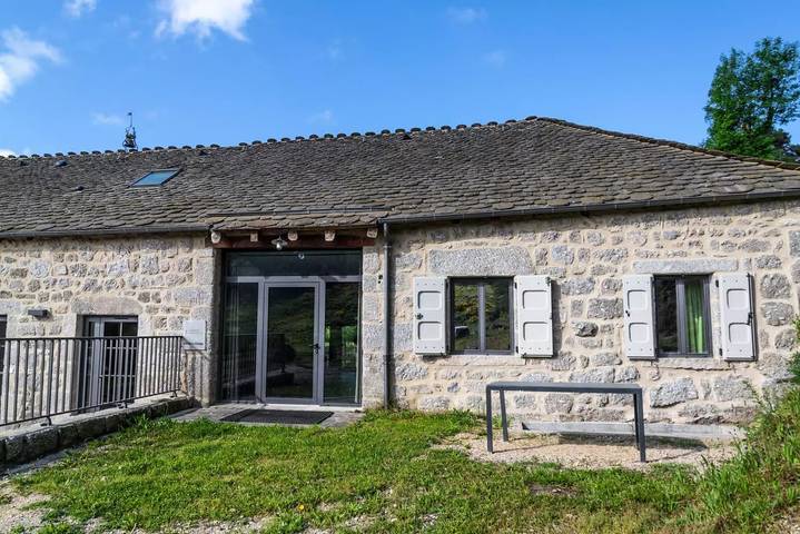 Gîte pour 6 personnes, avec Balcon et Terrasse ainsi que Jacuzzi et Piscine
