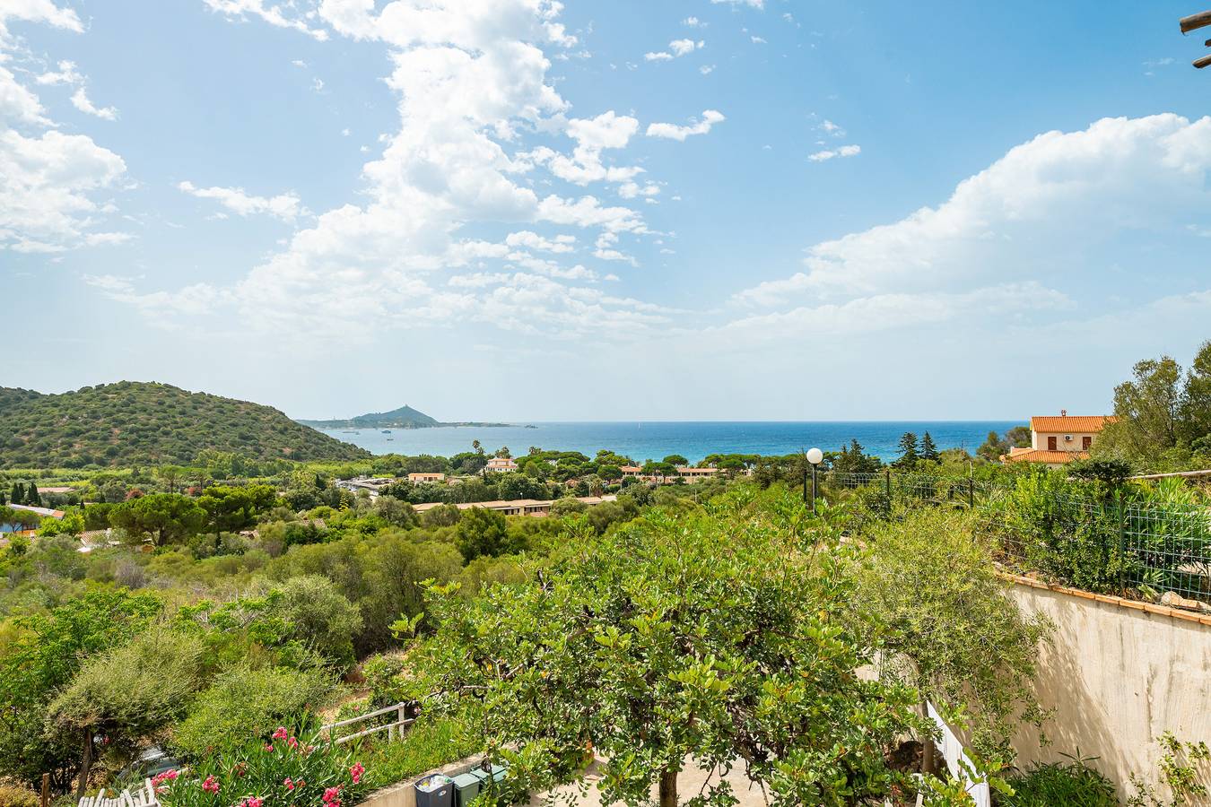 Casa de vacaciones 'A 400 Metri Dalla Spiaggia' con vistas al mar, terraza y aire acondicionado in Villasimius, Provincia de Cagliari