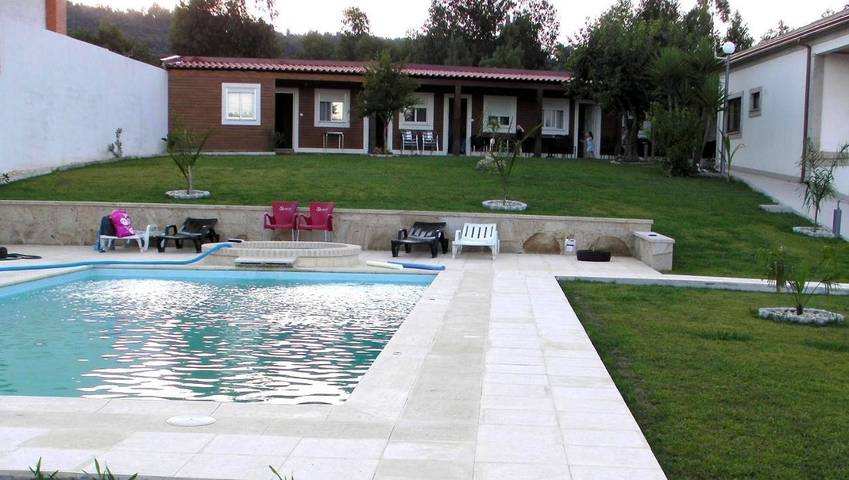 Location de vacances pour 4 personnes, avec vue et jardin ainsi que terrasse et piscine dans Vila Verde - 2