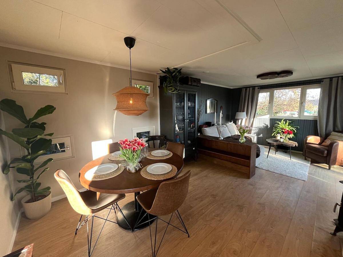 Lakehouse 20m from Amsterdam! Fireplace & Cinema in Vinkeveen, Groene Hart