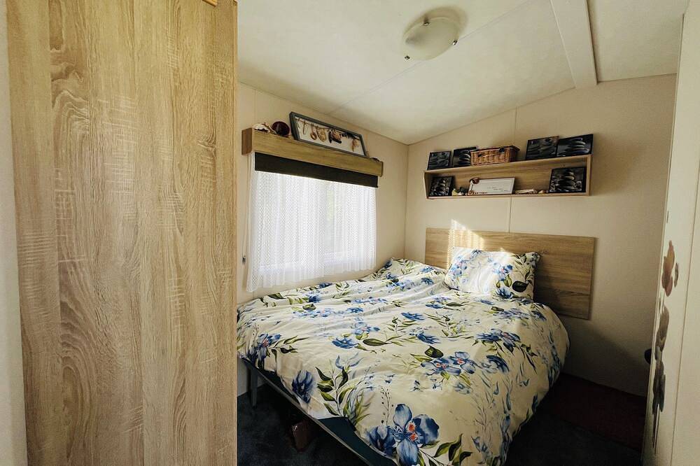 Mindful caravan stay w/one suitcase. Sleeps ≤4. Garden seating, Tv-detox + Wifi. in Selsey, West Sussex