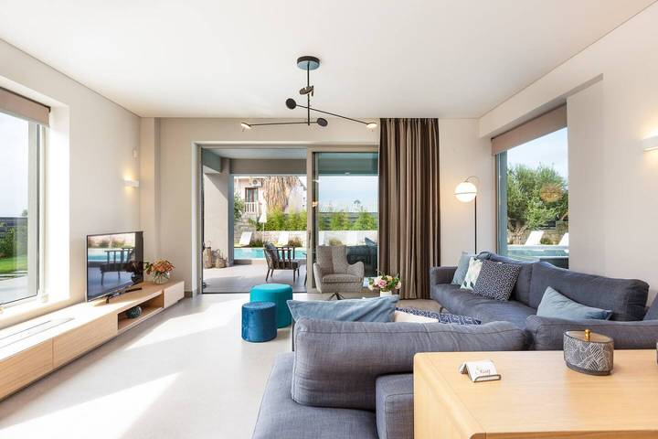 Heated Pool, 180m to the beach, shops & amenities in Plataniás, Région de la Canée