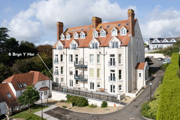 Lodge for 4 People in Tenby, Pembrokeshire, Photo 4