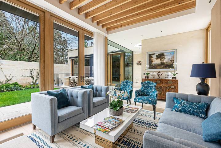Holiday rental for 10 people, with Garden and Pool in London
