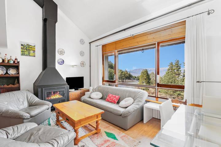 Entire apartment, Apartment 'Masella' with Mountain View, Shared Garden in Masella, Alp