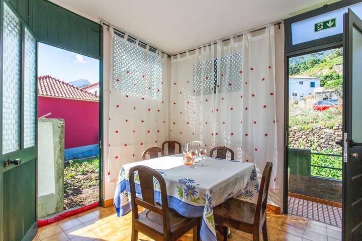 Ferienhaus 'Cantinho da Paz' mit Bergblick und Wlan in São Vicente (Madeira), Madeira