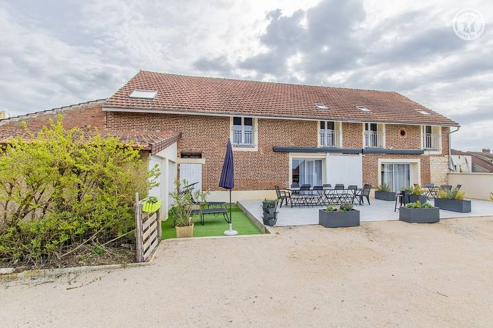 Gîte pour 10 personnes, avec Terrasse et Jardin