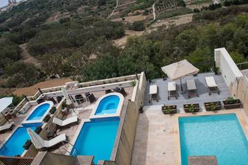 Chambre d’hôte pour 2 personnes, avec piscine ainsi que jacuzzi et jardin dans Xaghra