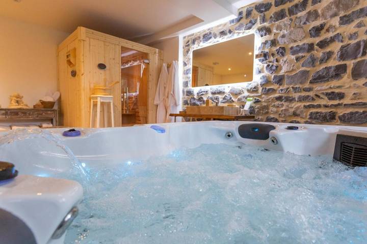 Chambre d’hôte pour 2 personnes, avec Jacuzzi et Terrasse ainsi que Jardin et Sauna