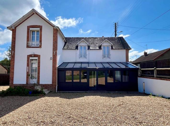 Gîte pour 8 personnes, avec jardin ainsi que piscine et terrasse