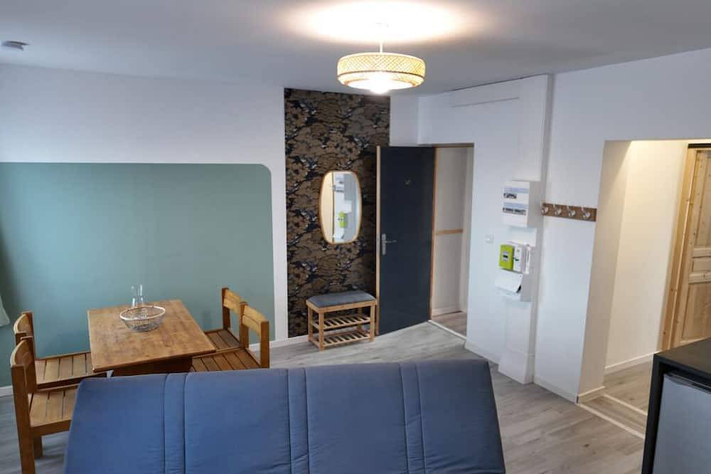 Entire apartment, Bright city apartment with 2 private indoor parking spaces in Beuvrages, Valenciennes region