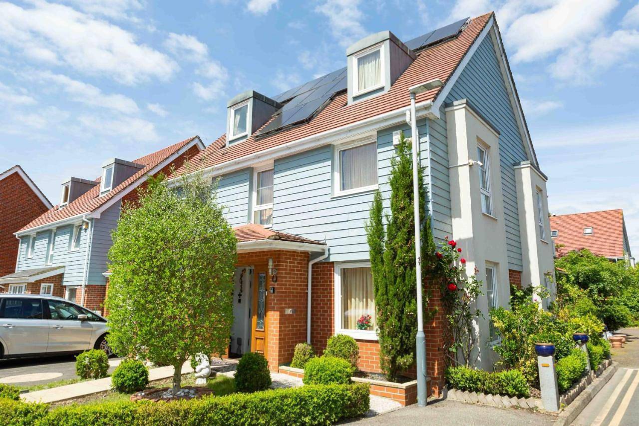 Heathrow Garden House - West Drayton, London - Benjamin Guest House in Hillingdon, Londra