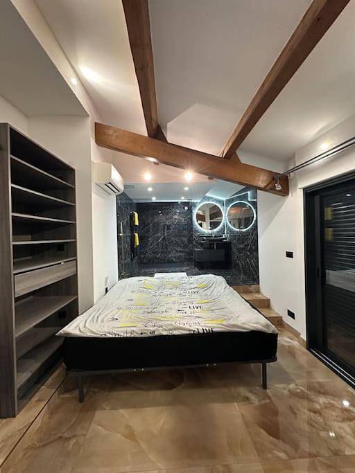 Gîte pour 2 personnes, avec Jacuzzi ainsi que Terrasse et Jardin à Fourques - 3