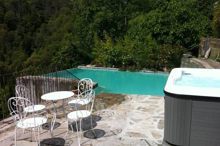 Appartement de vacances pour 4 personnes, avec jacuzzi et terrasse ainsi que piscine et jardin en Corse