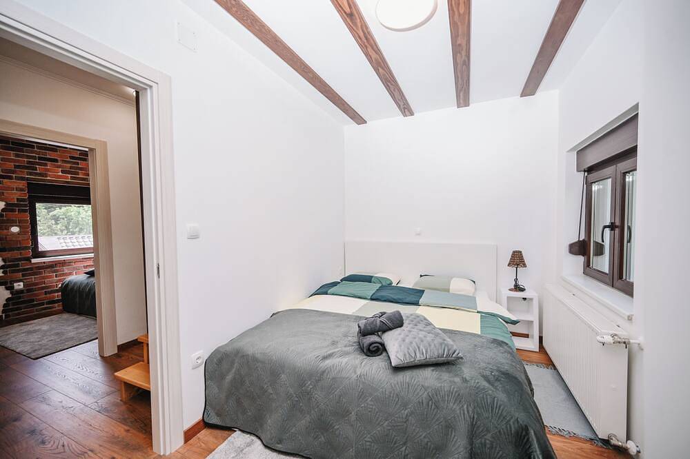 250 m² Ferienhaus mit Privatsphäre, Pool & traumhaftem Berg- und Seeblick in Primorje-Gorski Kotar