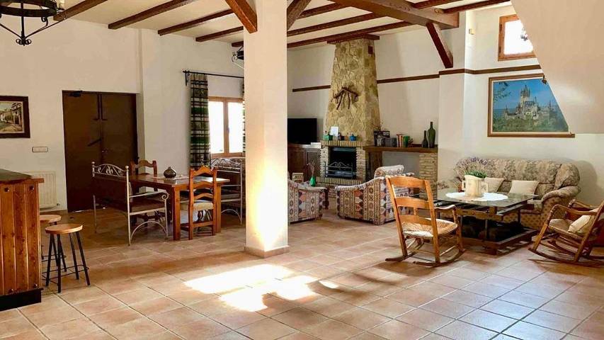 Location de vacances pour 7 personnes, avec jardin ainsi que vue et piscine à Baena - 3