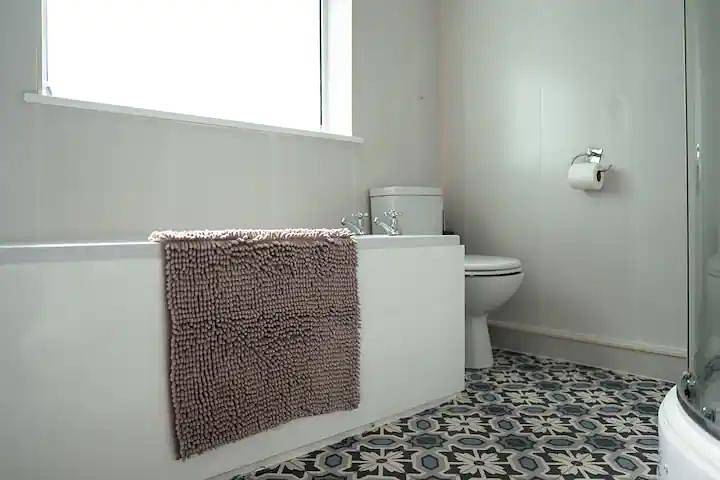 4-Bed House Sleeps 8 -Private Garden -Free Parking in Kettering, Northamptonshire