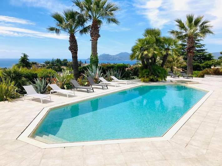 Location de vacances pour 12 personnes, avec vue et terrasse ainsi que piscine et jardin, animaux acceptés dans Croix Des Gardes