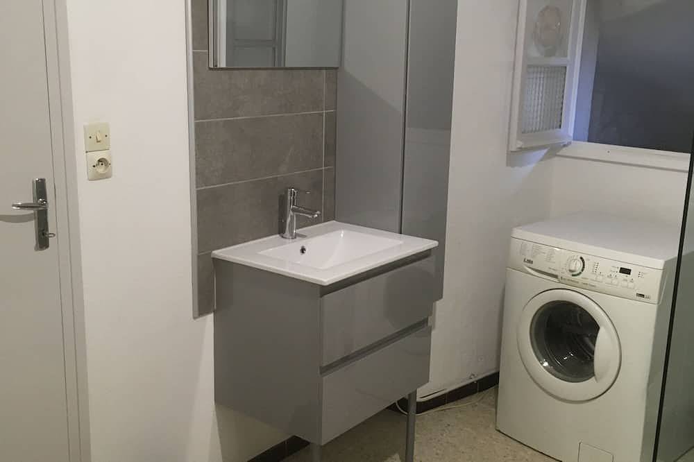 Ganze Wohnung, Appt in listed village on river bank, with terrace and barbecue in Vogüé, Ardèche