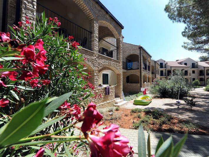 Ferienwohnung für 6 Personen, mit Balkon/Terrasse und Pool in Privlaka - 2