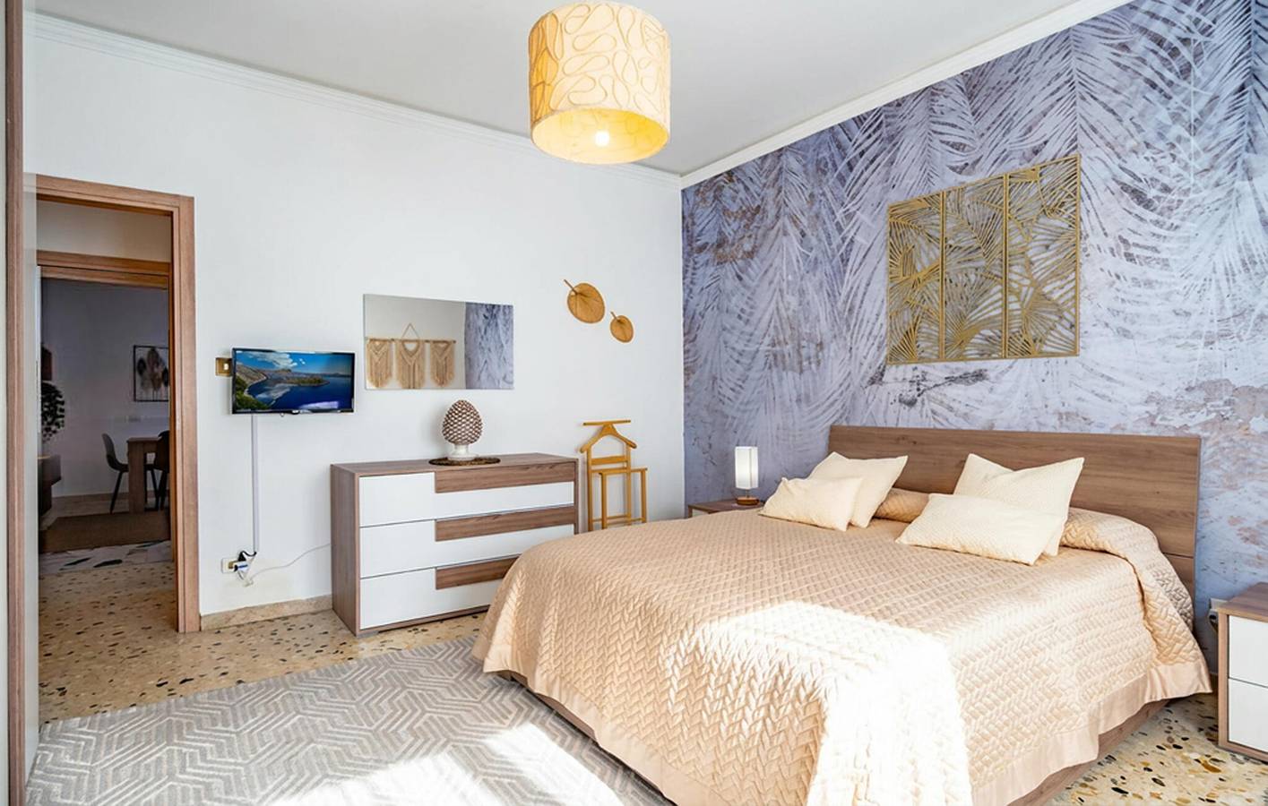 Geheel vakantieappartement, Gezellig appartement met 2 slaapkamers, uitzicht op zee, terras, keuken en parkeerplaats, vlak bij bezienswaardigheden in Catania, Provincie Catania
