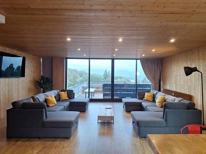 Gîte pour 14 personnes, avec terrasse et jacuzzi, adapté aux familles à Égat