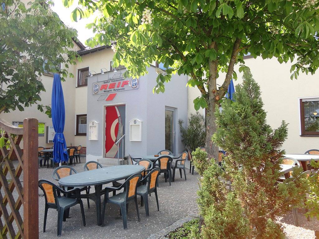 Gasthof-Metzgerei-Partyservice Reif - Dz Nummer 5 mit zwei Einzelbetten in Ursensollen, Ostbayern