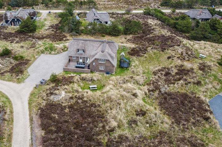 Feriehus for 12 personer, med Jacuzzi og Terrasse i tillegg til Sauna i Blåvand
