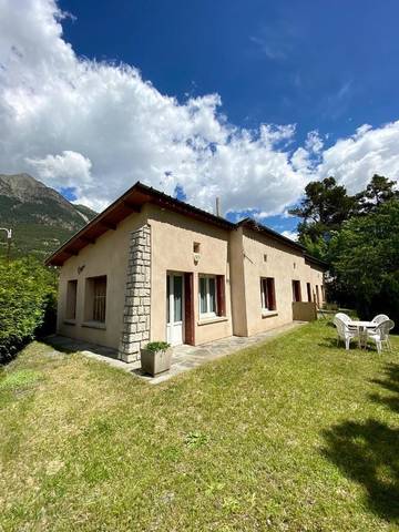 Gîte pour 4 personnes, avec vue et jardin à Jausiers